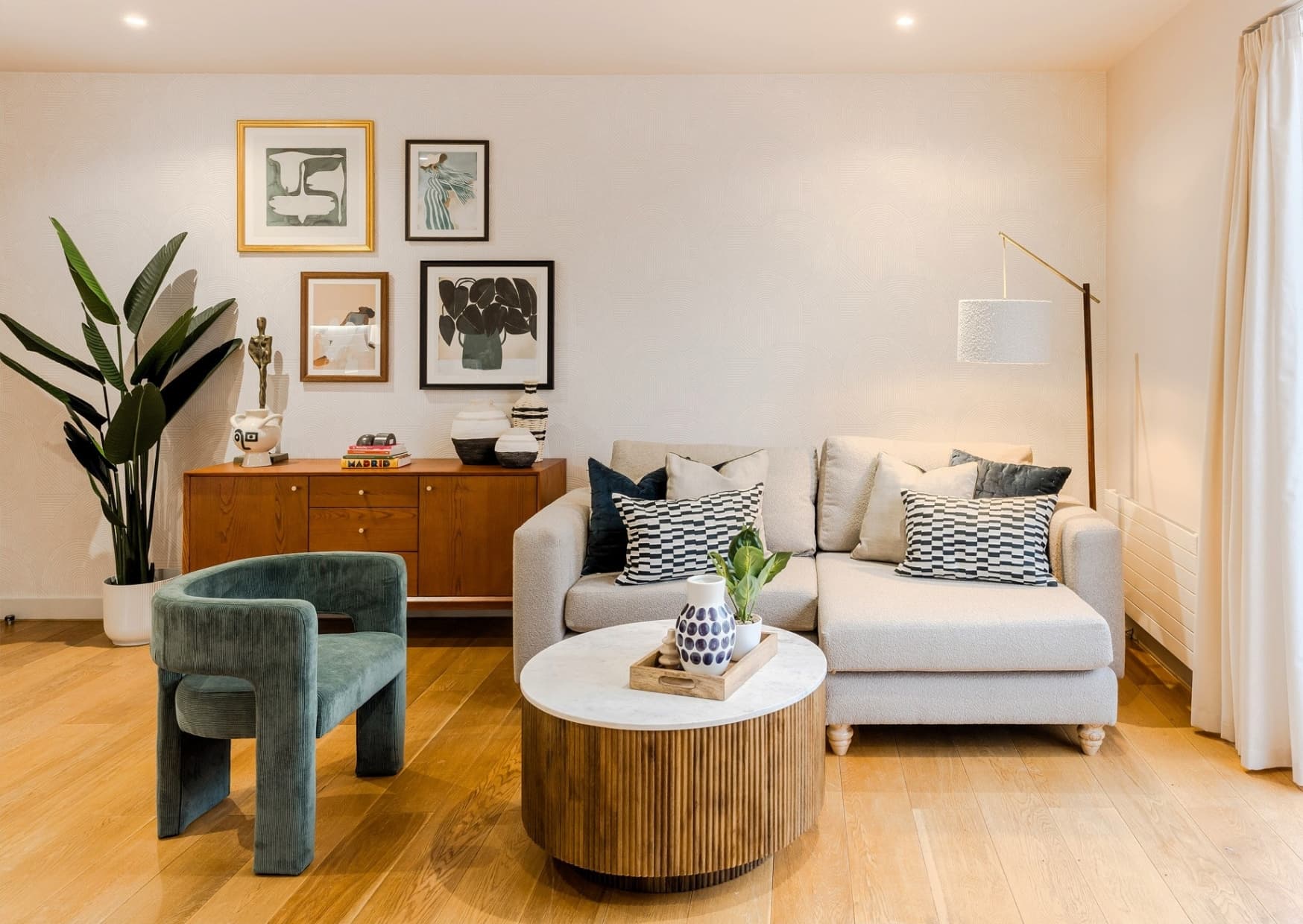 King's Cross Serviced Apartments with Living Area