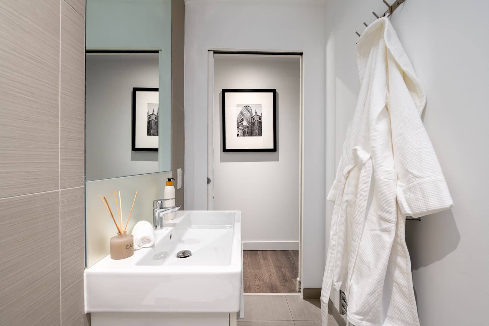 Liverpool-Street-Executive-1-Bedroom-Apartment-with-Balcony-8