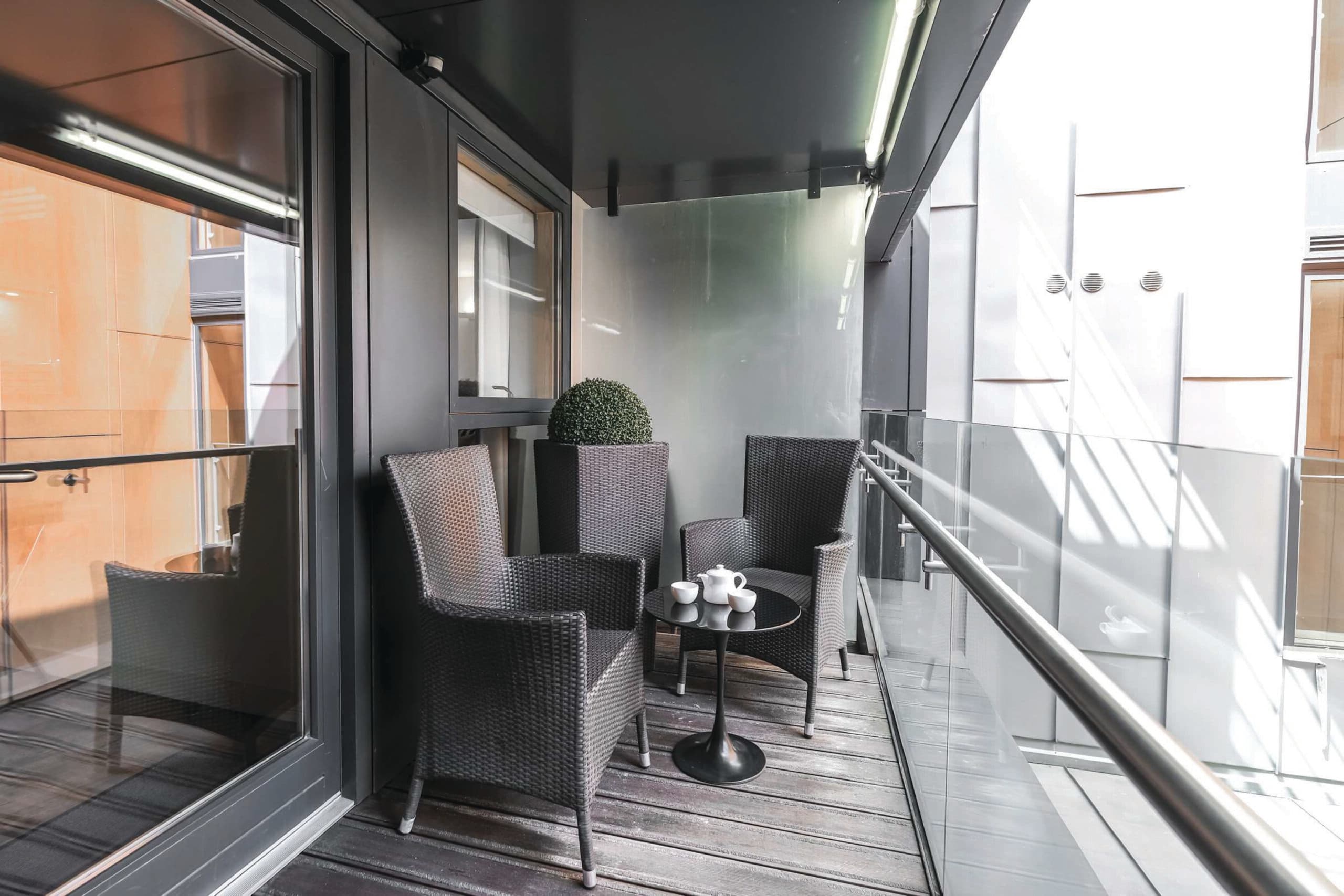 Liverpool-Street-Executive-1-Bedroom-Apartment-with-Balcony-9-scaled